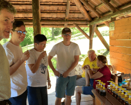 Ochutnávka medu ukázala kvalitu včelařských produktů ze Semetína