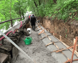 Rekonstrukce chodníku Panskou zahradou na Horní město pokračuje