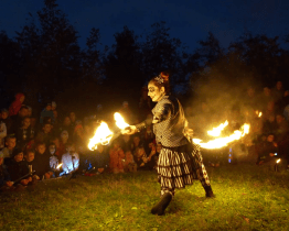 Včelaři pořádali oblíbenou dětskou halloweenskou párty i s ohňovou show