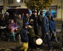 Státní svátek si děti v Kyjově připomněly na lampionovém průvodu