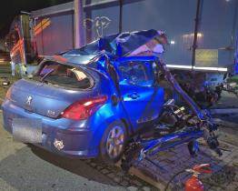 Mladý řidič naboural do zaparkovaného náklaďáku. Zraněním bohužel podlehl