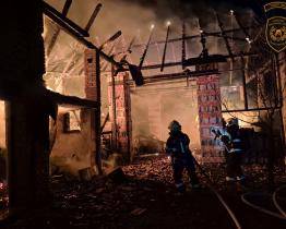 Stodolu v Drslavicích zasáhl rozsáhlý požár. Hrozilo šíření ohně na další objekty