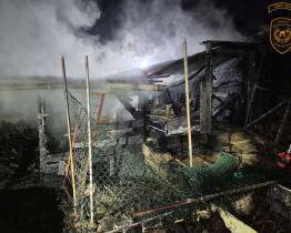 Noční požár v Újezdci: Výbuch plynu, popálená osoba a nutnost zásahu vrtulníku