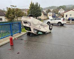 Silnici v Pozlovicích uzavřela ranní nehoda dvou osobních vozidel. Jedno skončilo převrácené na střeše