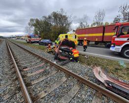 V Zašové havarovalo osobní vozidlo přímo u železniční trati. Provoz vlaků byl přerušen