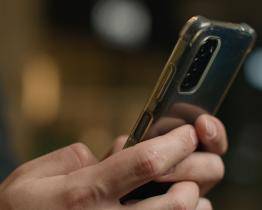 Falešný policista si vymyslel legendu o napadeném účtu. Poslal i fotku služebního průkazu