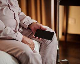 Podvodníci si smlsli na devadesátiletém seniorovi. Za pět let jim poslal přes milion korun