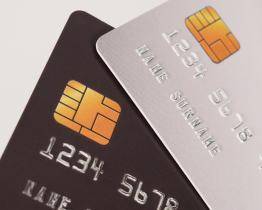 Předstíral bolest, aby z empatického seniora vylákal peníze a platební kartu