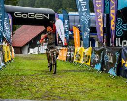 Deštivý závod Bike Valachy Bílá vyhrál osmnáctiletý Zlíňan Havlík. Bahno mu přišlo vhod