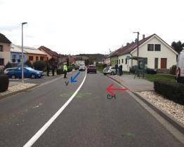 Děti vběhly přímo pod kola projíždějících vozidel. Pro chlapce letěl vrtulník