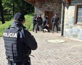 Po pachatelích loupežného přepadení pátrali čeští i slovenští policisté včetně vrtulníku. Naštěstí šlo jen o cvičení