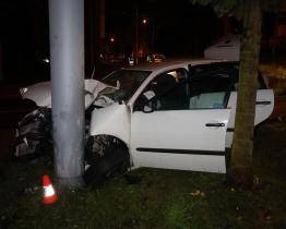 Noční bouračka ve Zlíně: Řidič s autem plným lidí narazil do sloupu, byl opilý