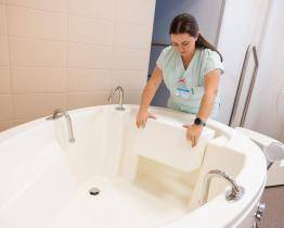 Nová porodní vana i pokoje s vlastní toaletou. Porodnice ve Vsetíně prošla modernizací