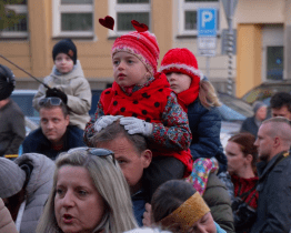 Lampiony rozzářily náměstí i dětské tváře