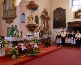 Trhy v podhradí zahájila děkovná mše