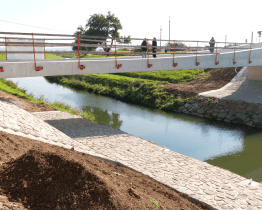 Lávka přes Olšavu bude hotová v říjnu, cyklisté ale musí čekat na kolaudaci