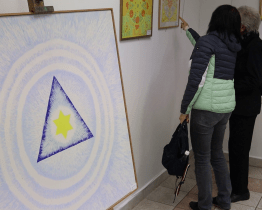 V Radniční galerii vystavuje zrakově postižená Zlata Zumrová