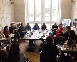 Výstava K smrti dobrý kafe pojednává o péči na konci života