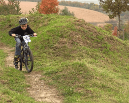 Děti ze dvou základních škol si vyzkoušely cyklokrosové závody