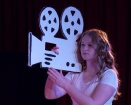 Nejstarší herecký soubor ZUŠ se blýskl parodií na bondovku 