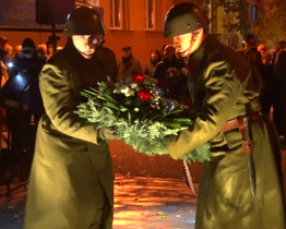 Státní svátek oslavili lidé lampionovým průvodem a ohňostrojem