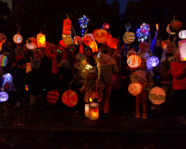 Ve Starém Městě si připomněli vznik republiky Světýlkovým průvodem