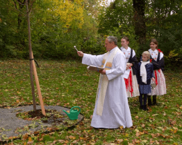 Včelaři oslavili 120. výročí založení spolku odhalením desky a posvěcením lípy 