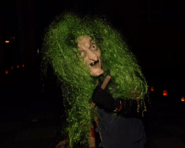 Letošní Halloweenská stezka vedla chodbami a zákoutími školy 