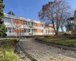 Uherskohradišťská nemocnice buduje u porodnice nové atrium 