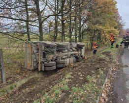 V Kvítkovicích se převrátilo nákladní vozidlo. Řidič skončil v nemocnici
