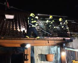 Kvůli požáru lednice v Chropyni hořela i střecha rodinného domu