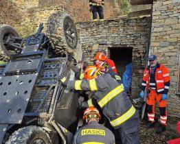 V Želechovicích nad Dřevnicí zavalila muže čtyřkolka