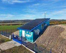 Street art umělec ProroK zase řádil! Motivem rejnoků ozdobil vodojem ve Hvozdné