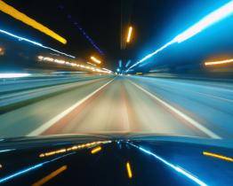 Zdrogovaný řidič ujížděl před policisty rychlostí 160 km/h, pak utekl do lesa