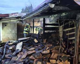 S požárem vyhřívané psí boudy v Pravčicích bojovalo pět jednotek hasičů. Škoda je za půl milionu