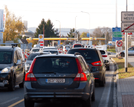 K mostu J. A . Bati vedou nové chodníky