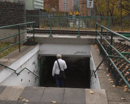 Podchod u Tesly by měl v budoucnu nahradit nový železniční přejezd