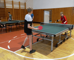 Turnaj ve stolním tenise O pohár 17. listopadu vyhráli žáci Hoplíček a Pavlica