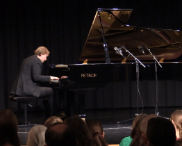 Na slavnostním koncertu zahrál pianista Ivo Kahánek