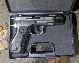 Muž ze Zlínska chtěl na exekutory pustit psy. Pak vytáhl i zbraň