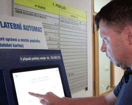 Platební automat rozšířil možnosti hrazení poplatků v Hodoníně