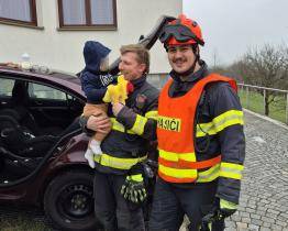 Ženě se samovolně zamklo auto, uvnitř zůstal roční chlapeček