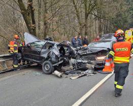 Hrozivě vypadající nehoda tří vozidel u Velíkové si vyžádala několik zraněných
