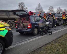 Na silnici I/49 ve Zlíně se srazila tři vozidla. Zranil se jeden dospělý a dvě děti
