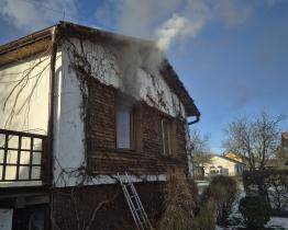 S požárem domu na Vsetínsku bojovalo pět jednotek hasičů. Pro zraněného muže letěl vrtulník