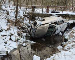 Auto skončilo v korytě potoka, řidičce se jako zázrakem nic nestalo