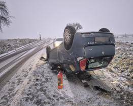 Zasněžené silnice na Silvestra potrápily řidiče. Během jedné hodiny se bouralo hned třikrát