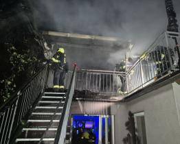 Noční požár domu v Ostrožské Nové Vsi napáchal škodu za dva miliony. Rodině se včas podařilo dostat ven