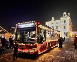 Ulice Uherského Hradiště brázdí vánočně vyzdobená Poulička