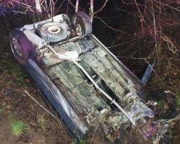 Opilý řidič havaroval na Vsetínsku do potoka. Nadýchal 2,4 promile